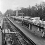153072 Gezicht op de perronzijde van het N.S.-station Driebergen-Zeist te Driebergen-Rijsenburg, met links op de ...